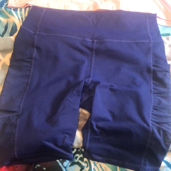 ✨2/$75 ✨ Fabletics shorts and crop tee set - Picture 3 of 4